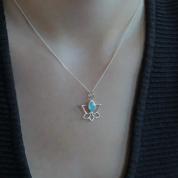 Chalcedoon hanger Lotus