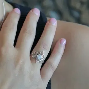 Maansteen ring lotus