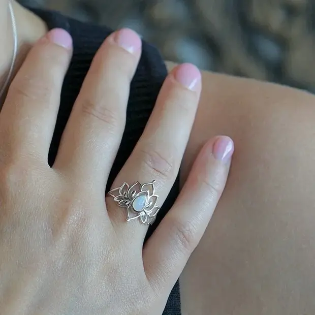 Maansteen ring lotus