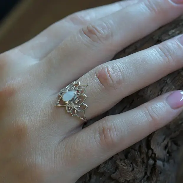 Maansteen ring lotus