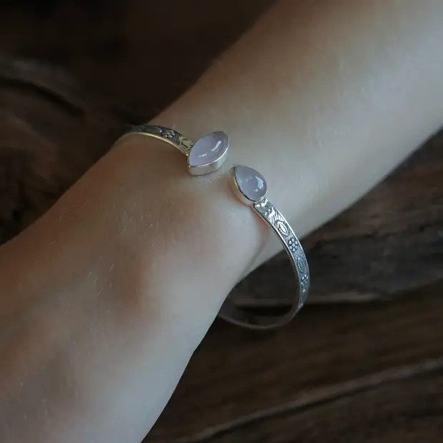 Rozenkwarts bangle armband Zazu