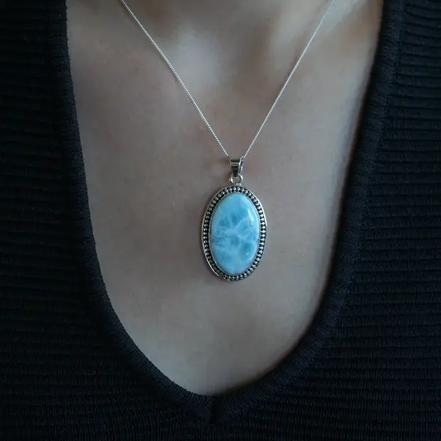 Larimar hanger Mara
