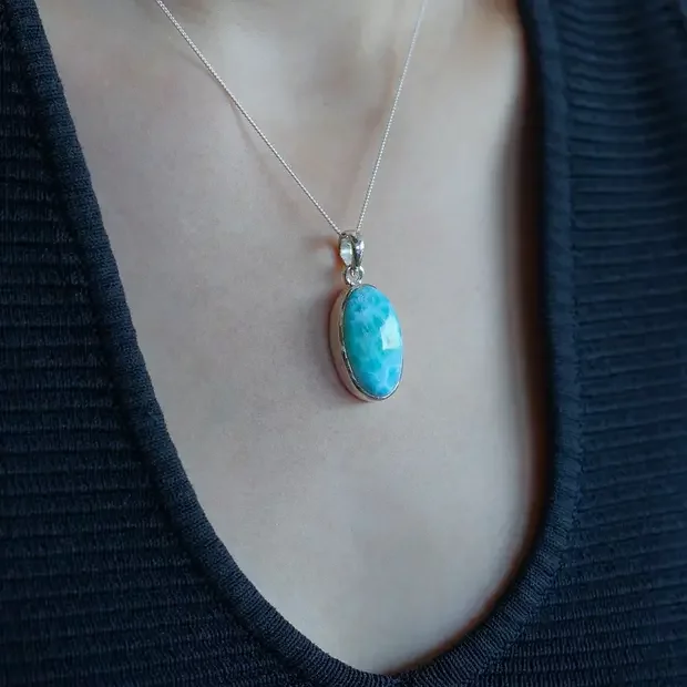 Larimar hanger Isa