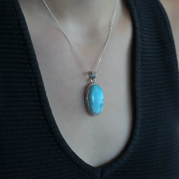 Larimar hanger Anna