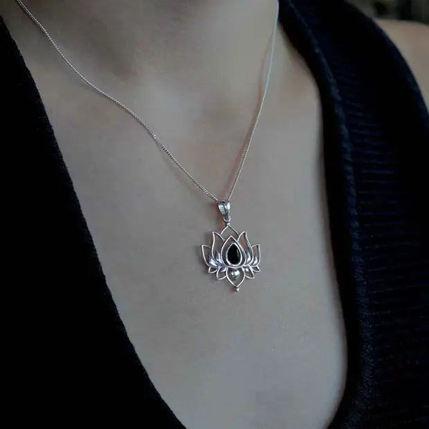 Lotus hanger Black onyx