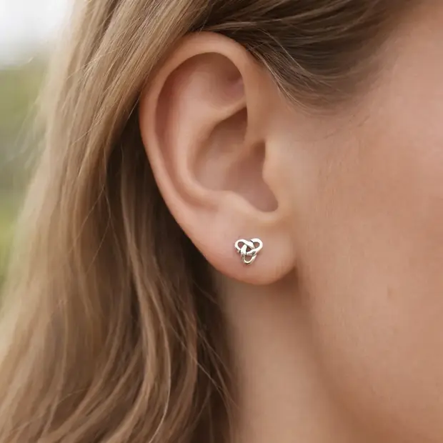 Zilveren oorknopjes triquetra