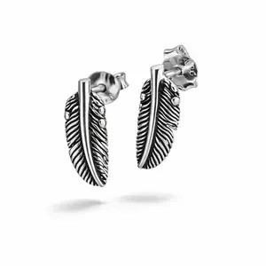 Zilveren oorknopjes veer