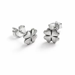 Zilveren oorknopjes Klavertje 4