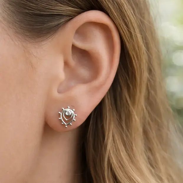 Zilveren teardrop oorknopjes parel