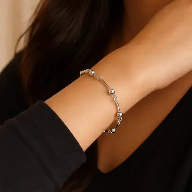 Armbandje met staafjes en bolletjes