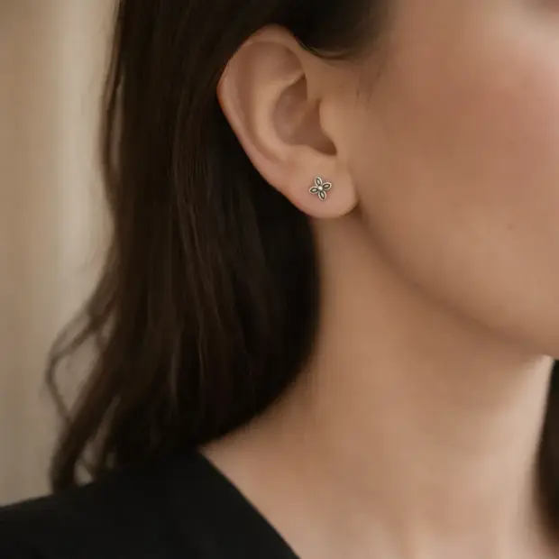 Zilveren oorknopjes Boho flower