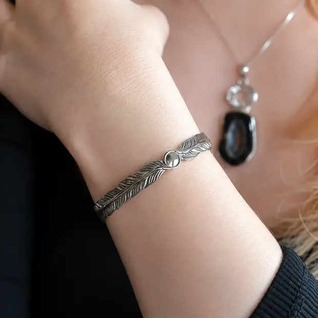 Feather bangle armband