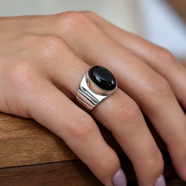 Zilveren black onyx ring Yndah Zilveren black onyx ring Yndah
