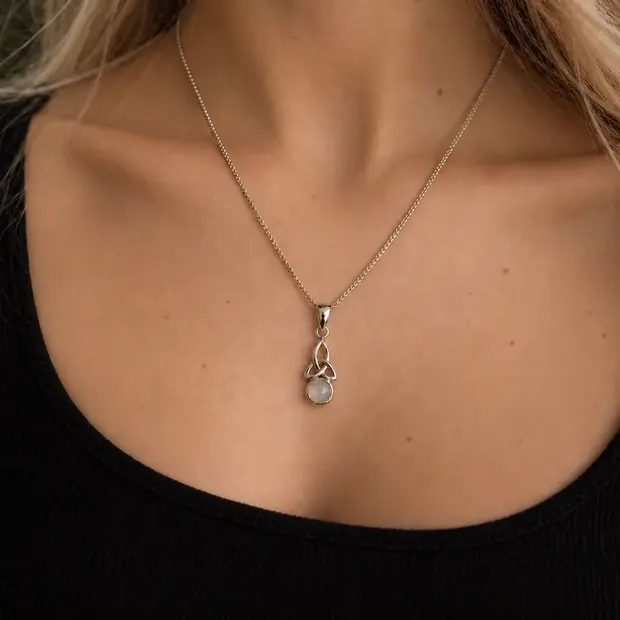Triquetra hanger maansteen Aine