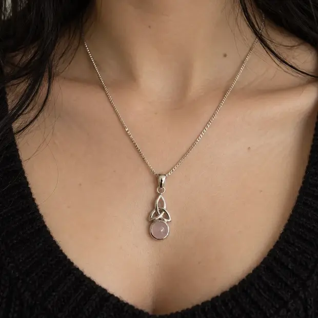 Triquetra hanger rozenkwarts Aine