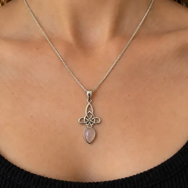 Triquetra rozenkwarts hanger Awen Triquetra rozenkwarts hanger Awen