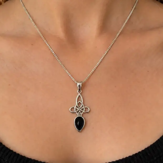 Triquetra black onyx hanger Awen Triquetra black onyx hanger Awen