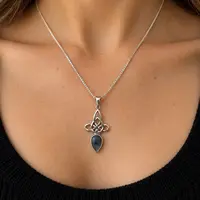 Triquetra saffier hanger Awen Triquetra saffier hanger Awen