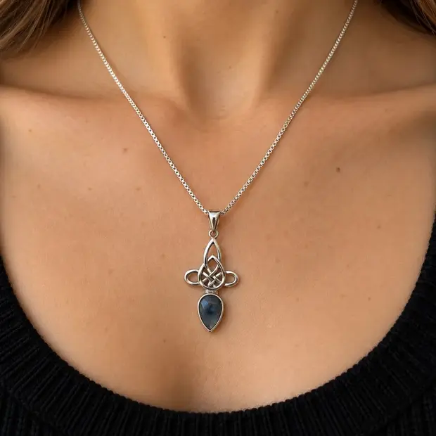 Triquetra saffier hanger Awen Triquetra saffier hanger Awen