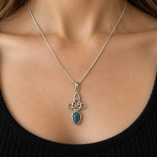 Triquetra smaragd hanger Awen Triquetra smaragd hanger Awen