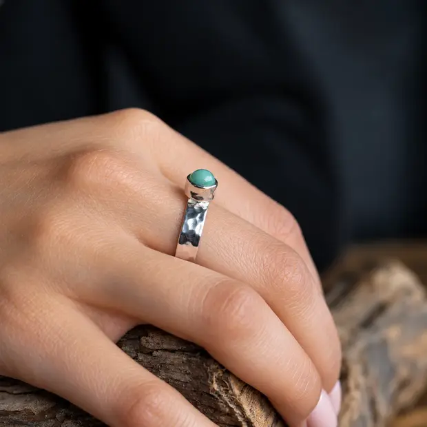 Hammered ring Smaragd Ipanema