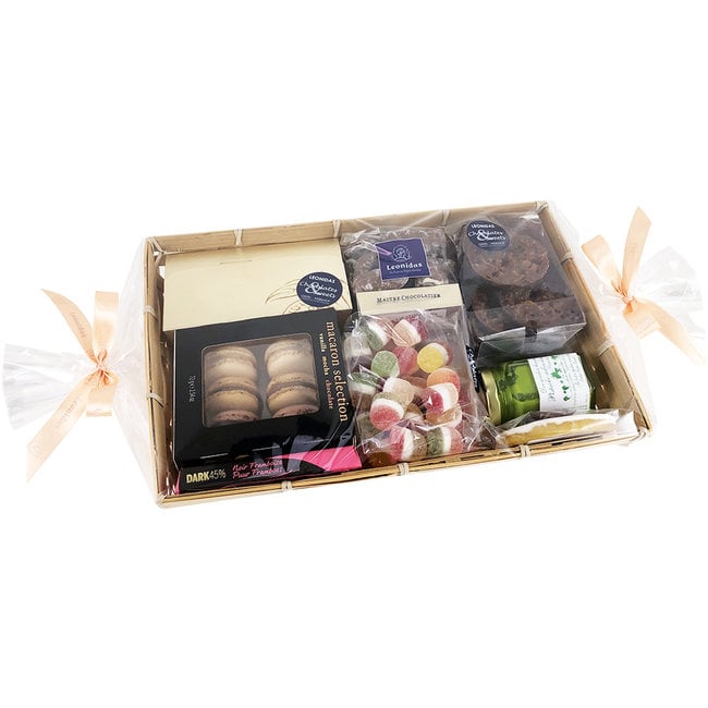Panier Cadeau garni de chocolats et gourmandises (L)