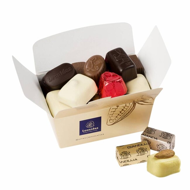 Panier cadeau (M) garni de chocolats et gourmandises