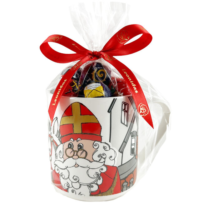 Sinterklaas mok gevuld met 21 chocoladeballetjes