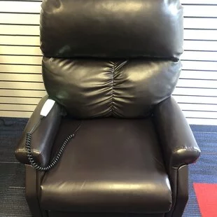 Pre-Owned Madison Lift Chair Chestnut*(Sta-Kleen Fabric)